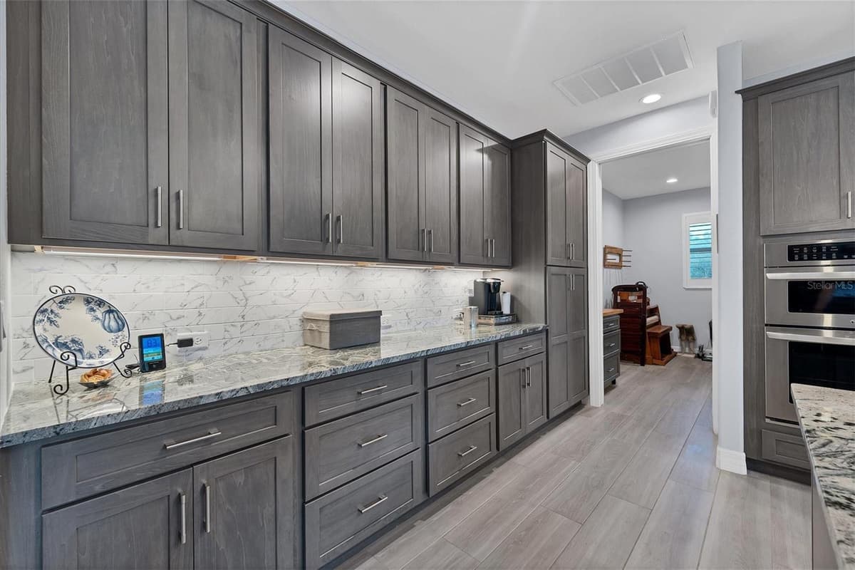 14351 HOWARD AVE — photo 24 of 82