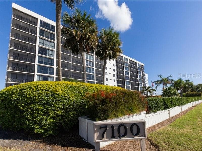 7100 SUNSHINE SKYWAY LANE — photo 8 of 60