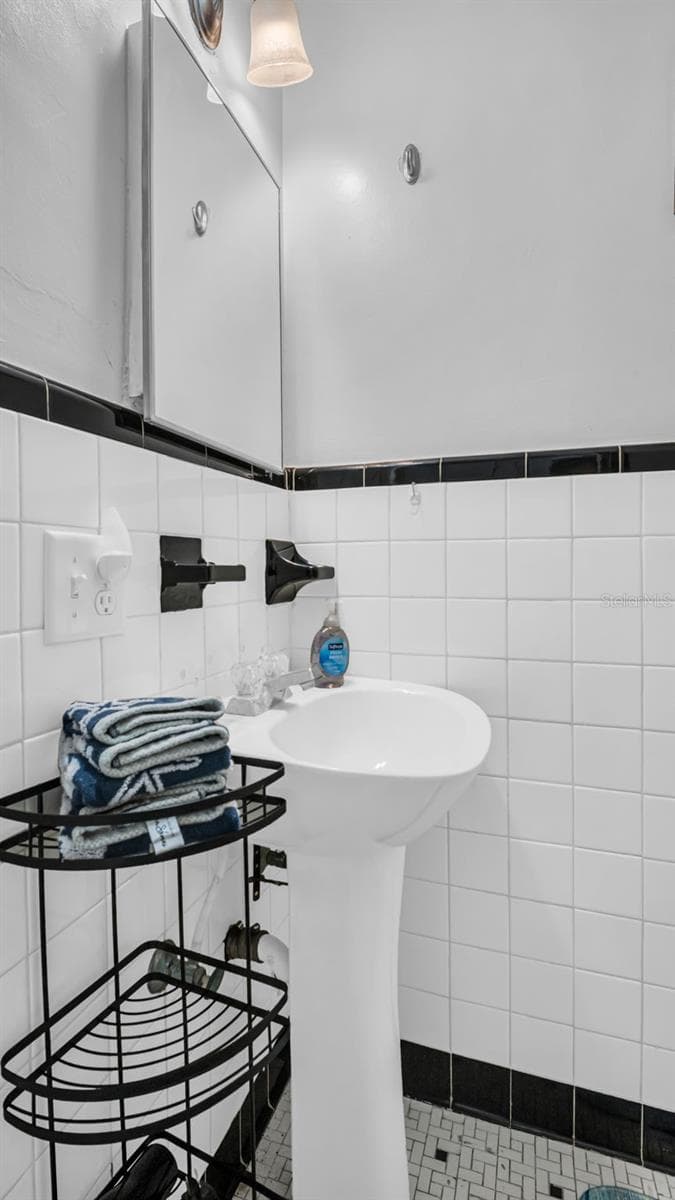 483 SHORE DRIVE — photo 8 of 23