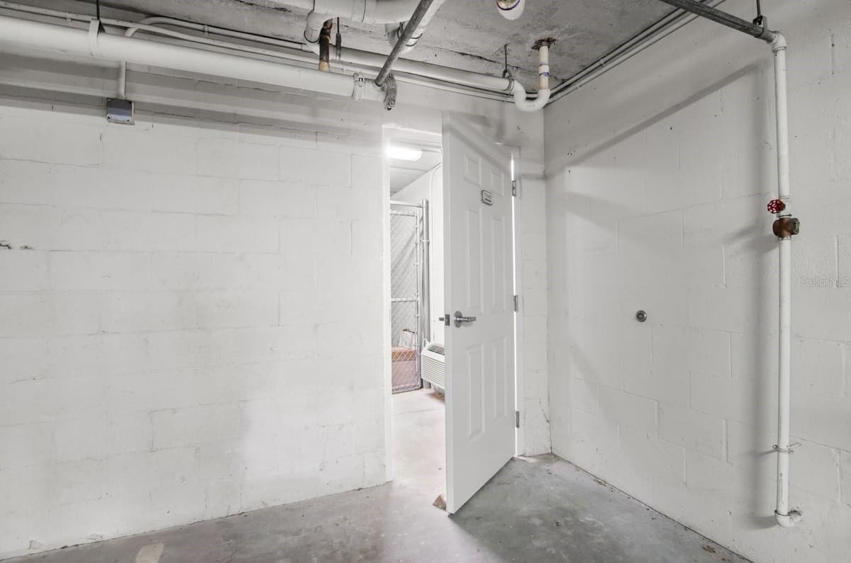5209 MANORWOOD DRIVE — photo 32 of 53