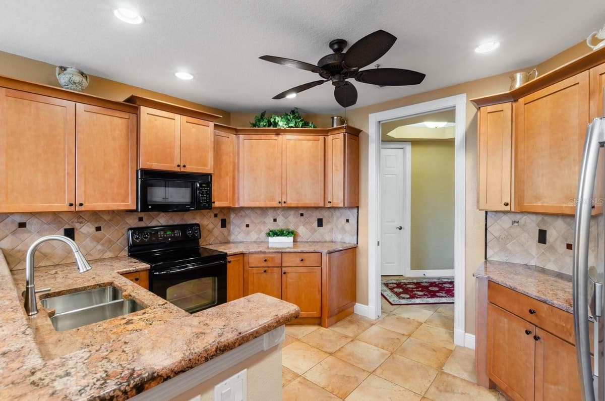 5209 MANORWOOD DRIVE — photo 15 of 53