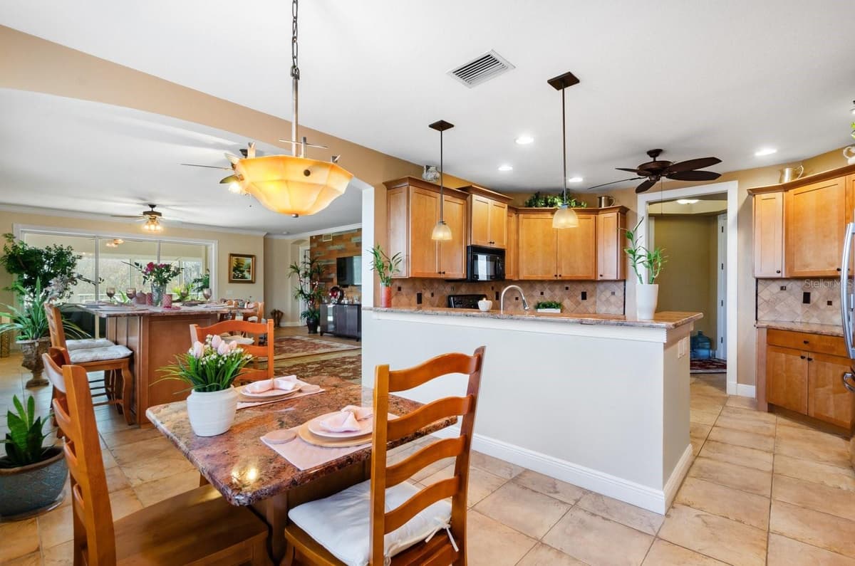 5209 MANORWOOD DRIVE — photo 11 of 53