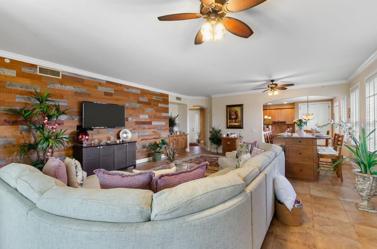 5209 MANORWOOD DRIVE — photo 7 of 53