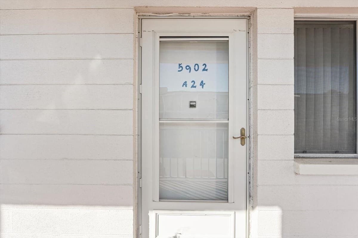 5902 GARDEN LANE — photo 3 of 34