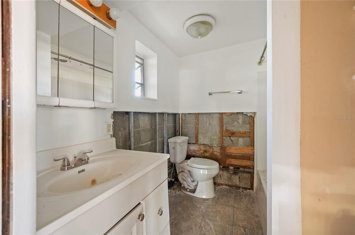 23116 SENECA AVENUE — photo 8 of 28