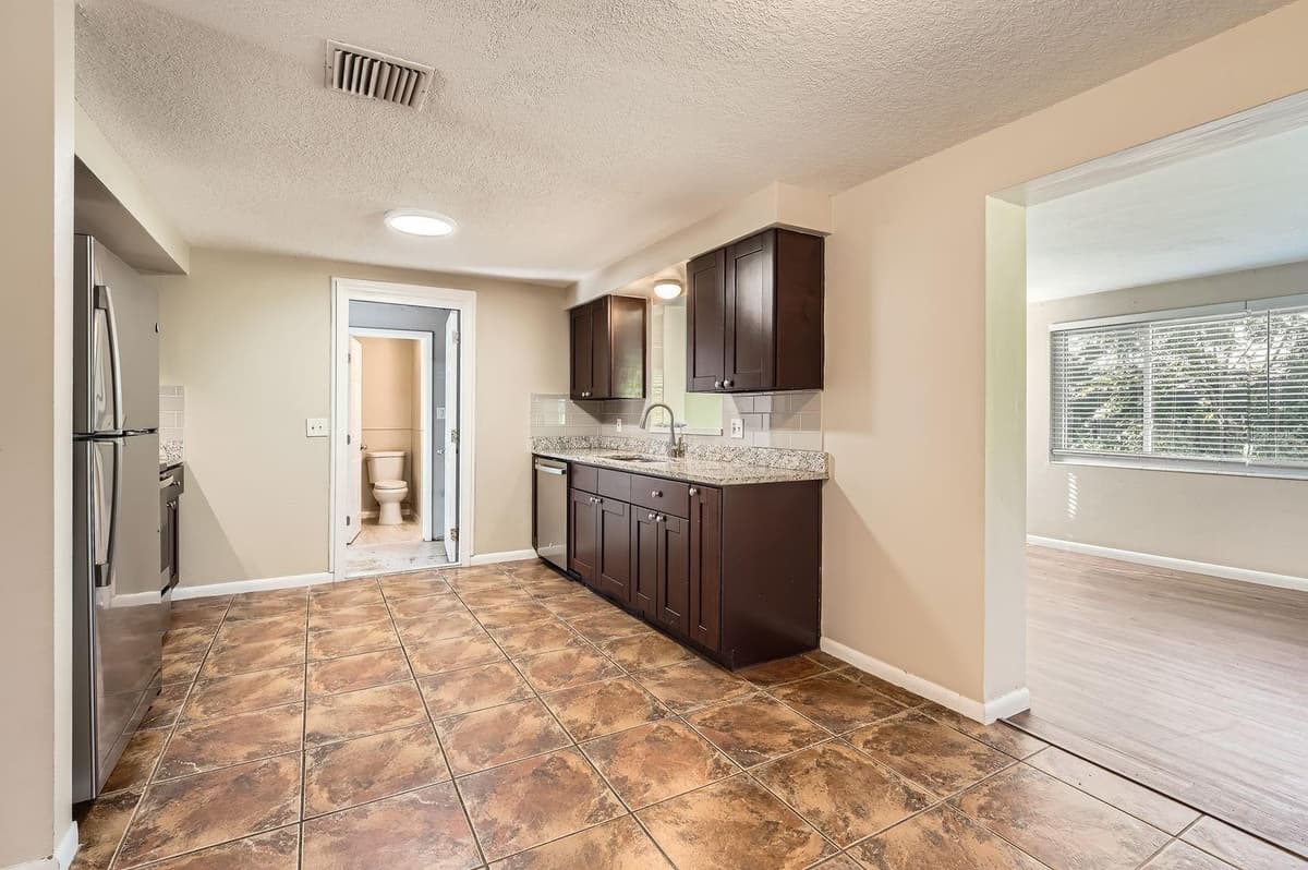 5023 THAMES DRIVE — photo 6 of 11