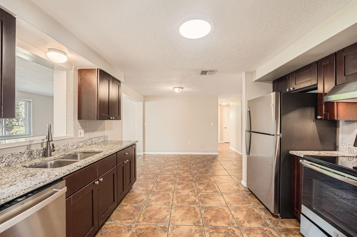 5023 THAMES DRIVE — photo 7 of 11