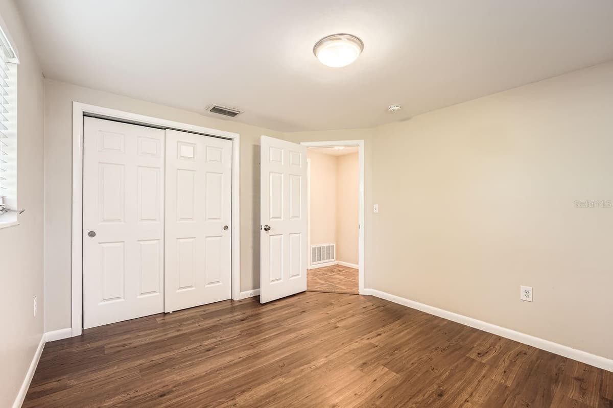 5023 THAMES DRIVE — photo 8 of 11