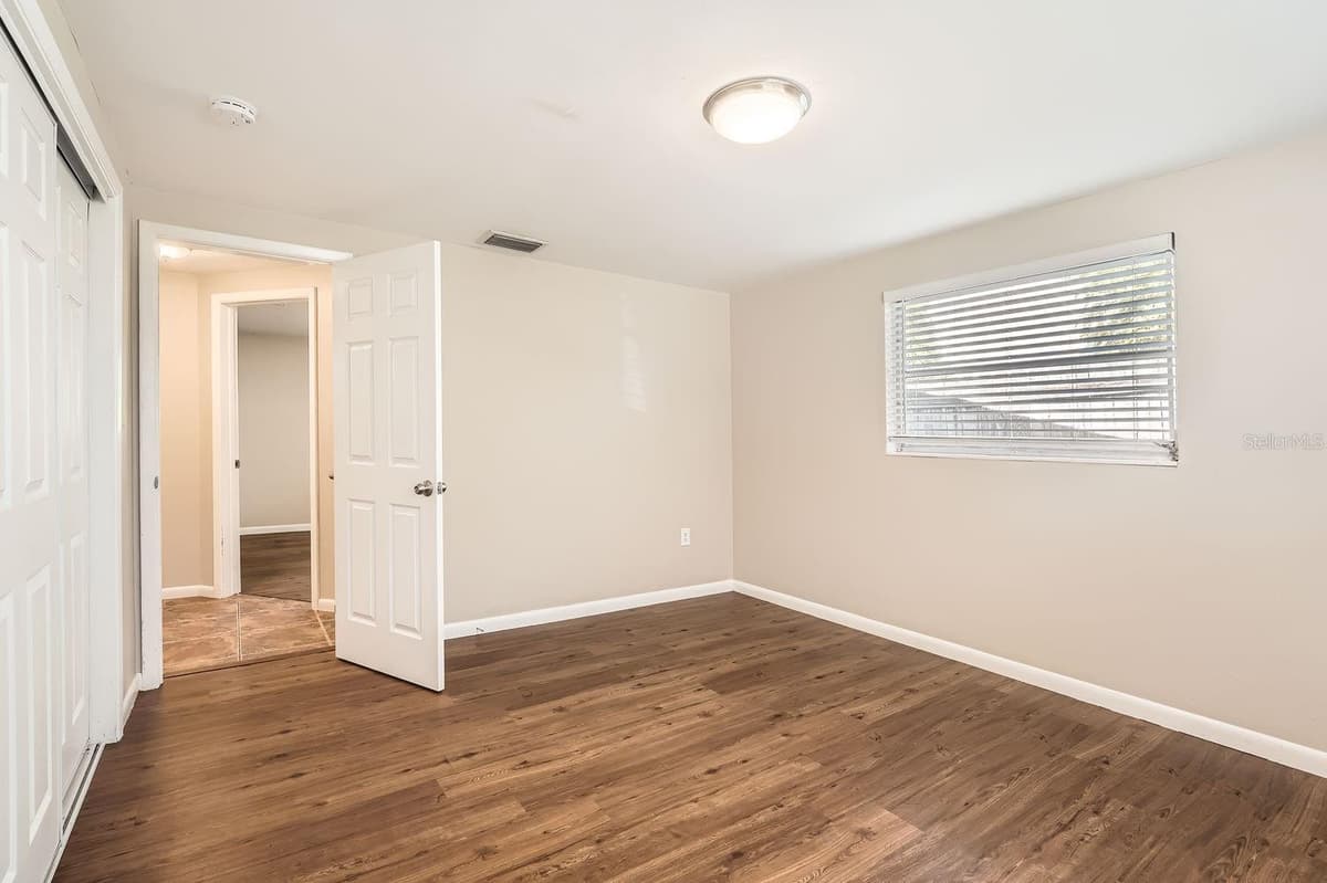 5023 THAMES DRIVE — photo 9 of 11