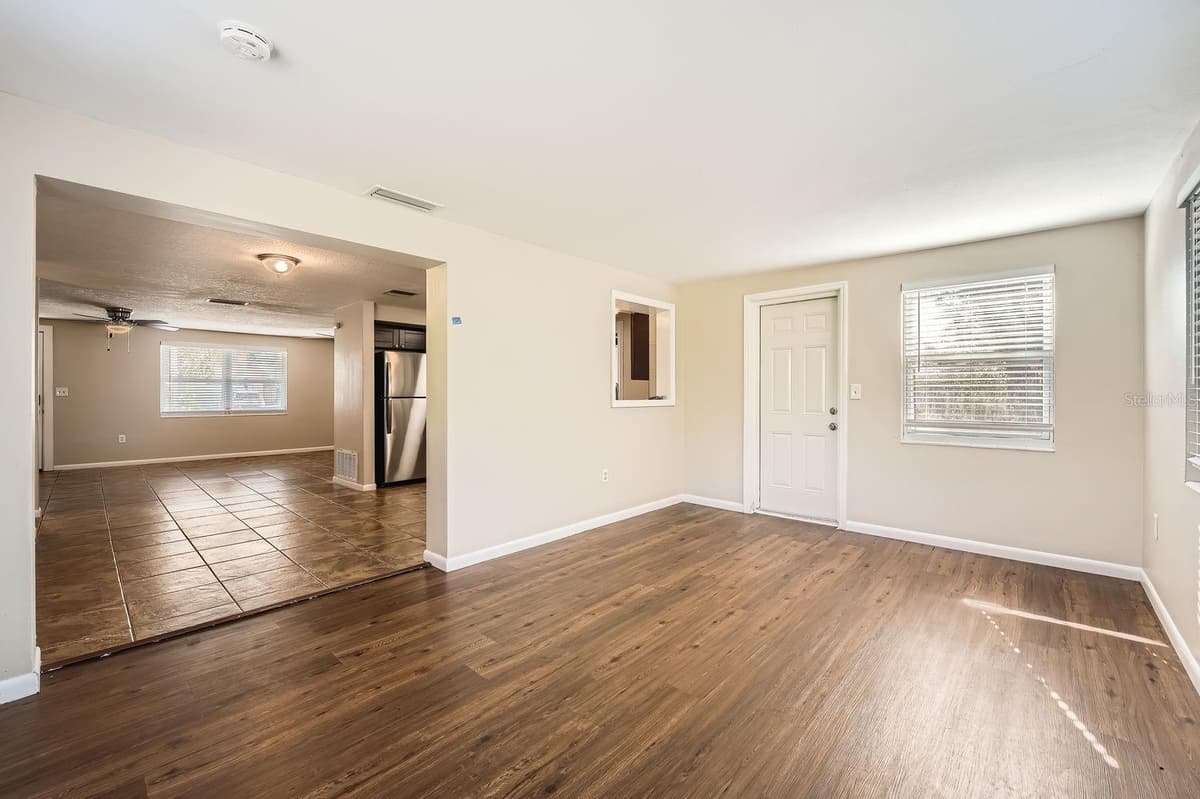 5023 THAMES DRIVE — photo 4 of 11