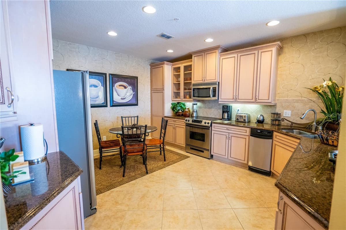 7500 TOSCANA BOULEVARD — photo 5 of 38