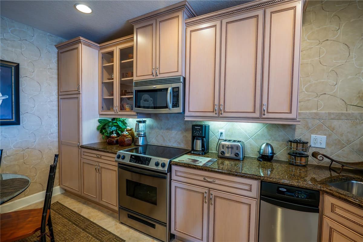 7500 TOSCANA BOULEVARD — photo 7 of 38