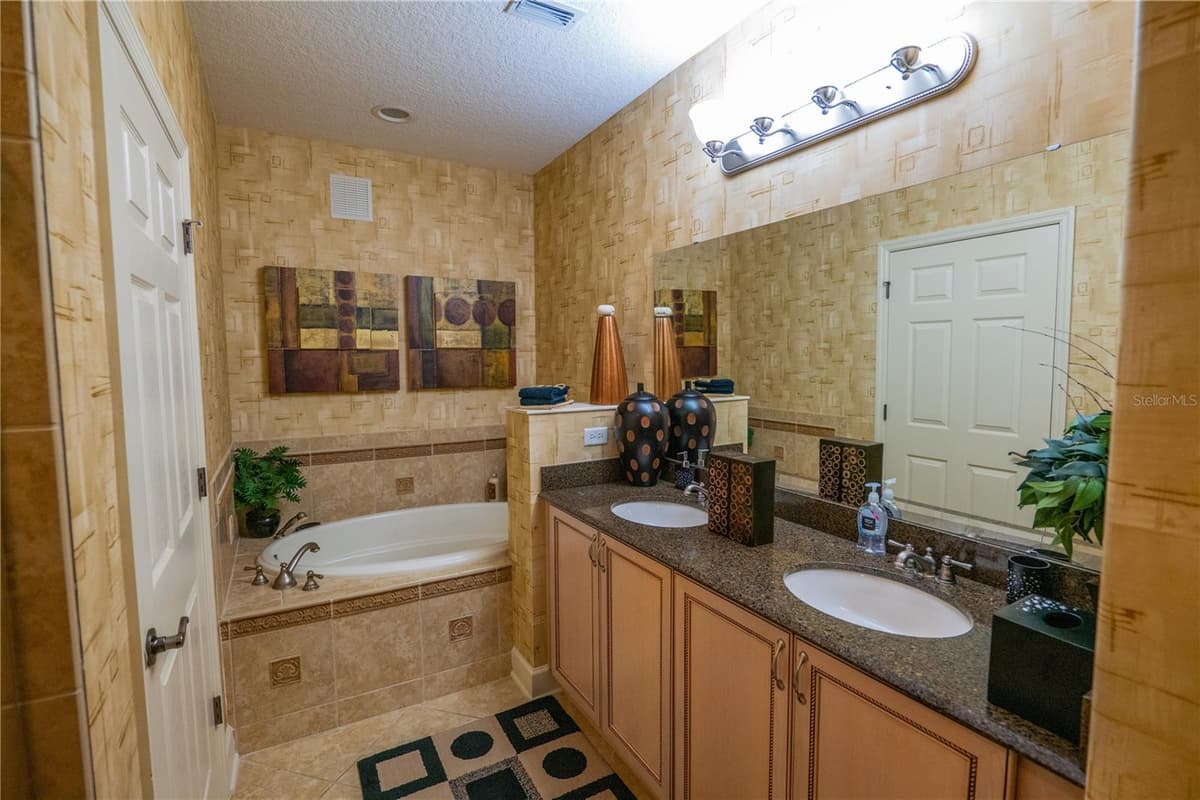 7500 TOSCANA BOULEVARD — photo 18 of 38
