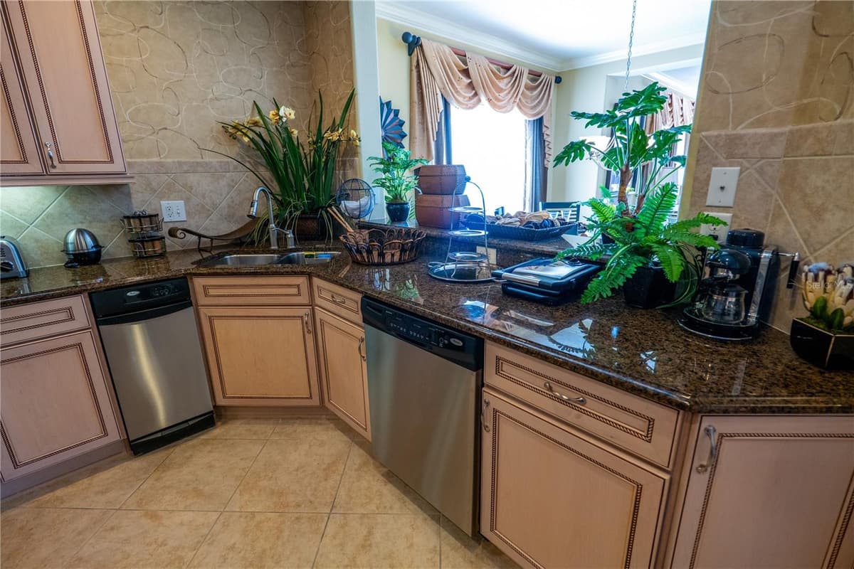 7500 TOSCANA BOULEVARD — photo 8 of 38