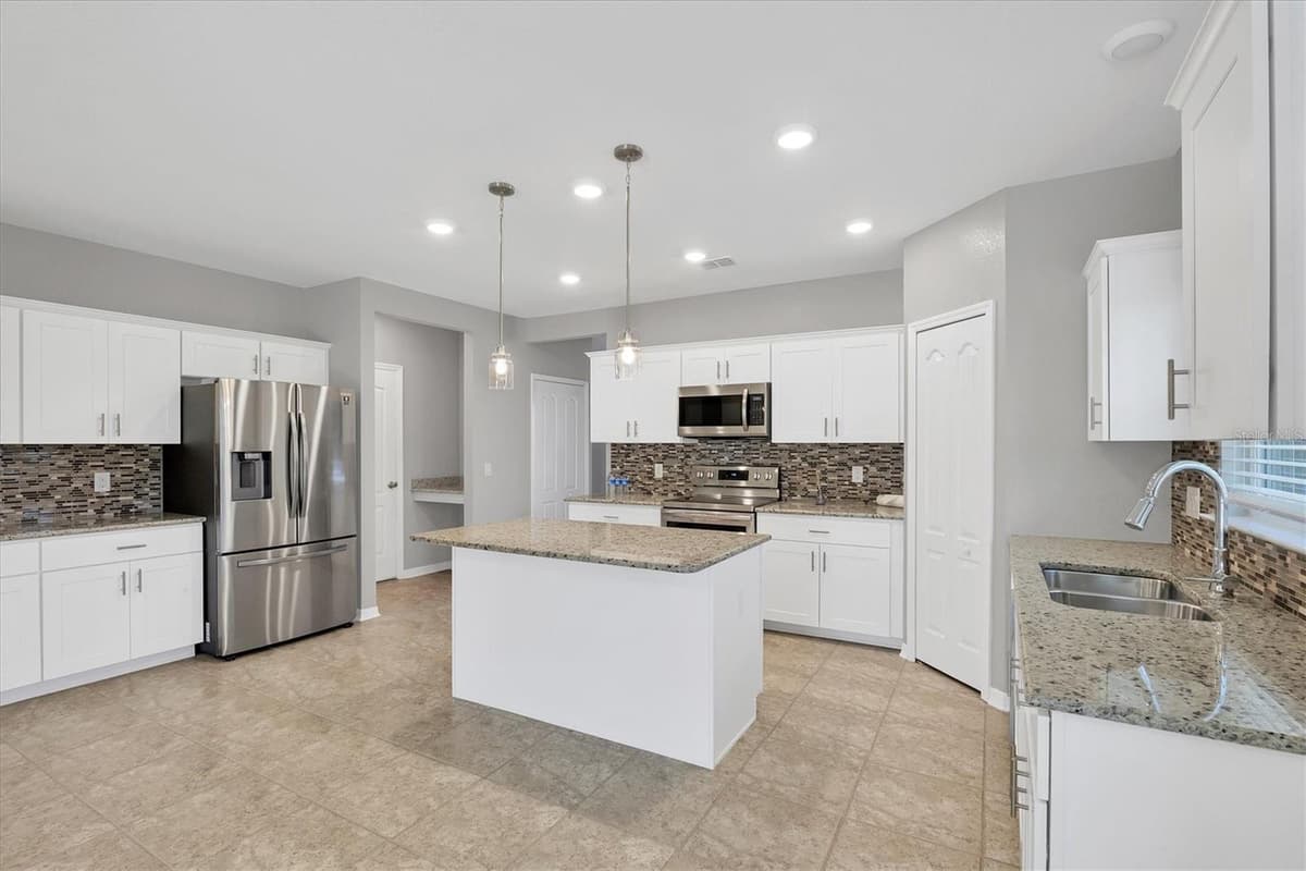 2179 W PRICE BLVD — photo 8 of 38