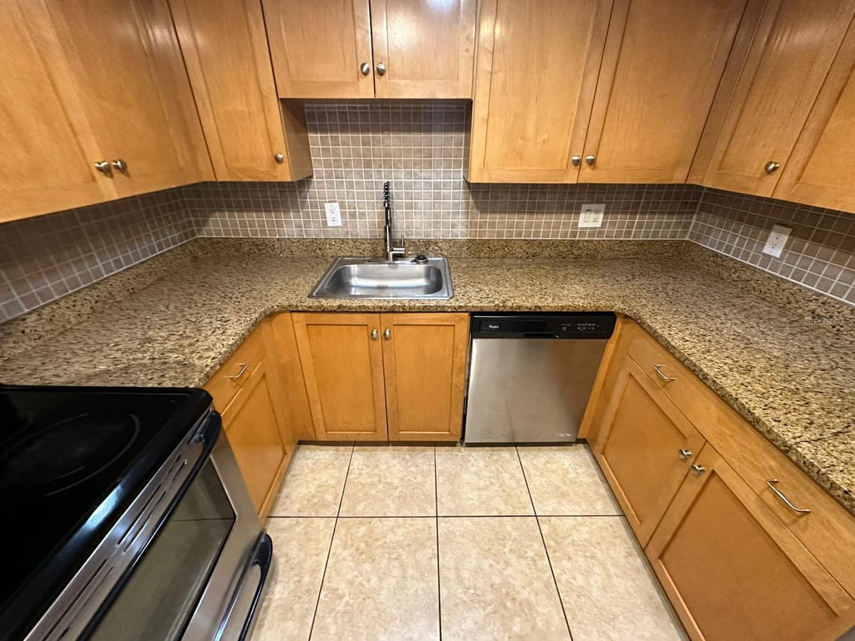1830 MARAVILLA AVENUE — photo 4 of 65
