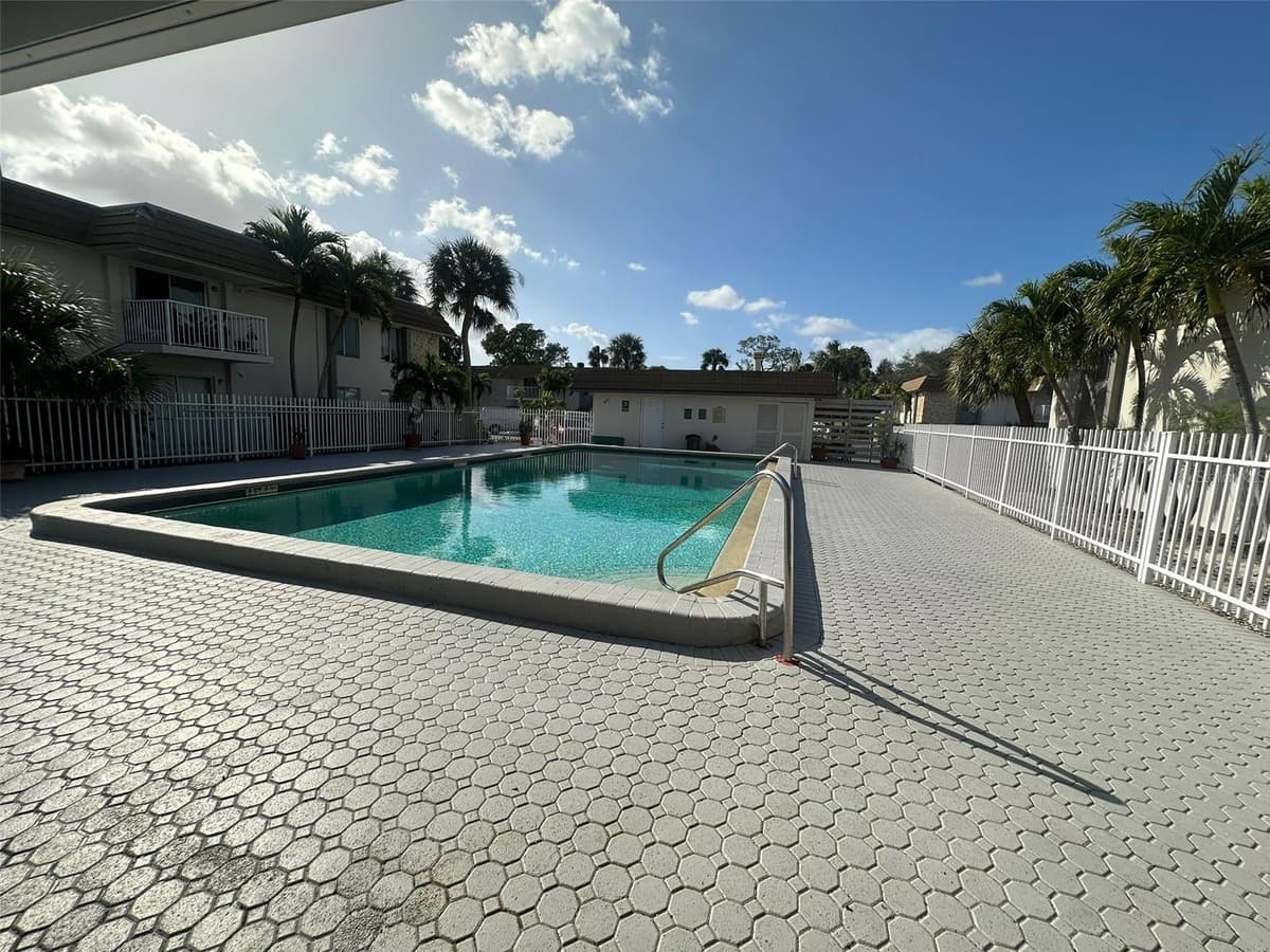 1830 MARAVILLA AVENUE — photo 17 of 65