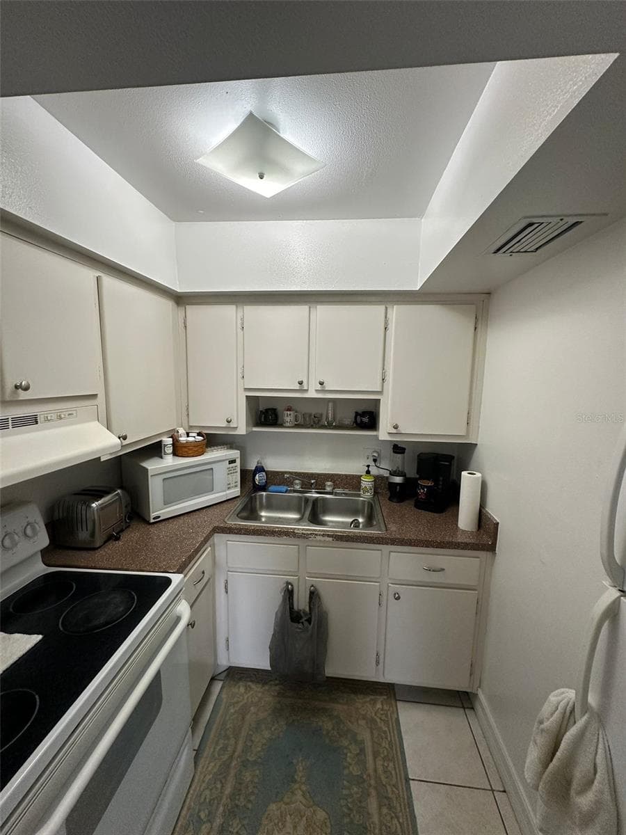 1830 MARAVILLA AVENUE — photo 6 of 35