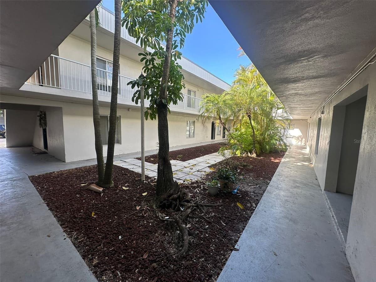 1830 MARAVILLA AVENUE — photo 30 of 35