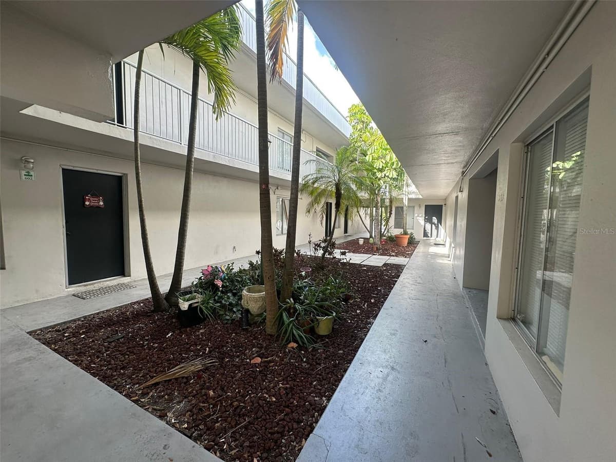 1830 MARAVILLA AVENUE — photo 23 of 35