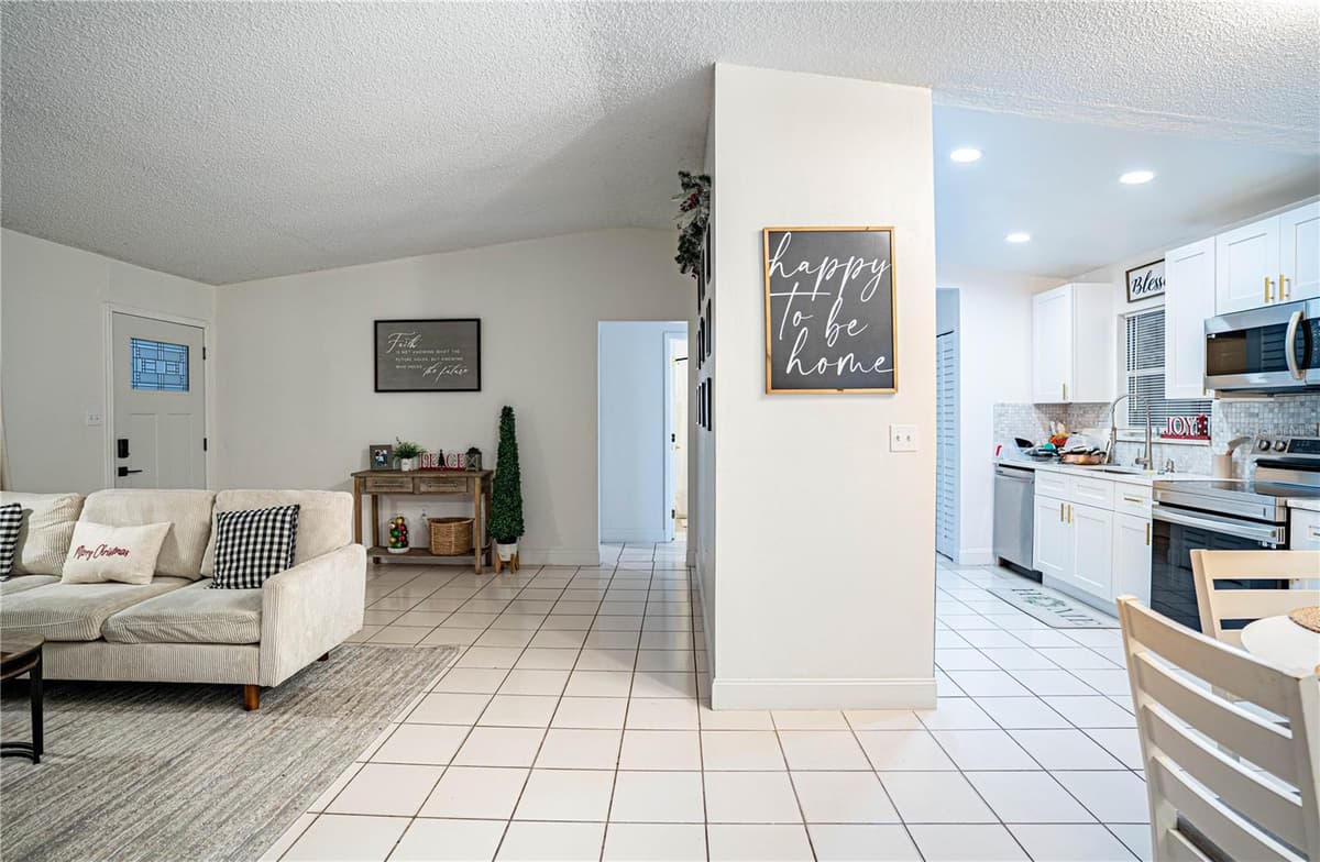 315 LAUDERDALE COURT — photo 9 of 53