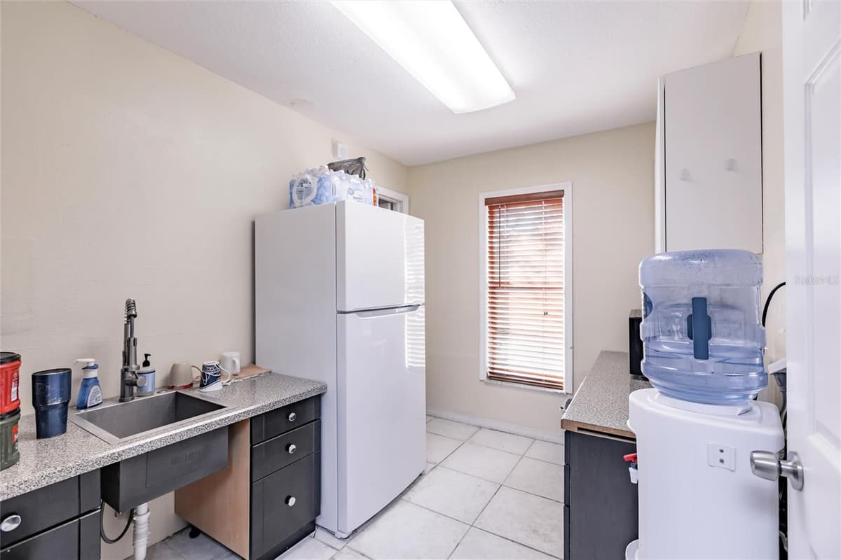 811 MILLS AVENUE — photo 12 of 21