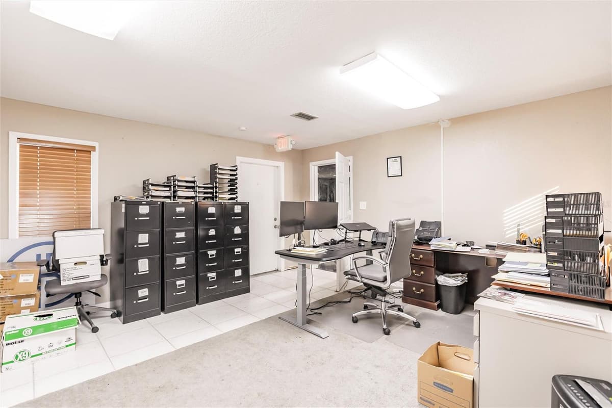 811 MILLS AVENUE — photo 10 of 21