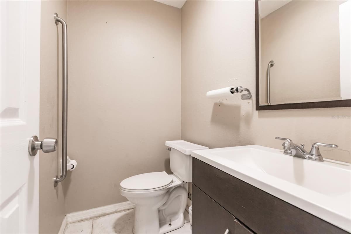 811 MILLS AVENUE — photo 14 of 21