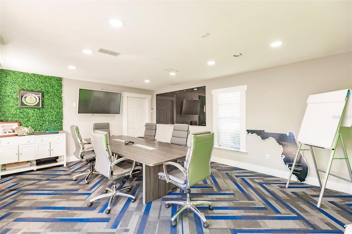 811 MILLS AVENUE — photo 2 of 21