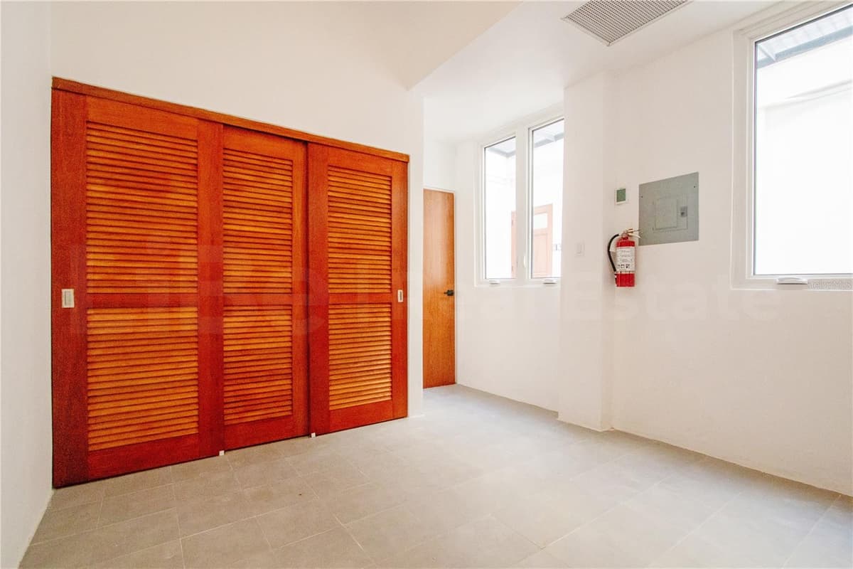 319 RECINTO SUR STREET — photo 9 of 12