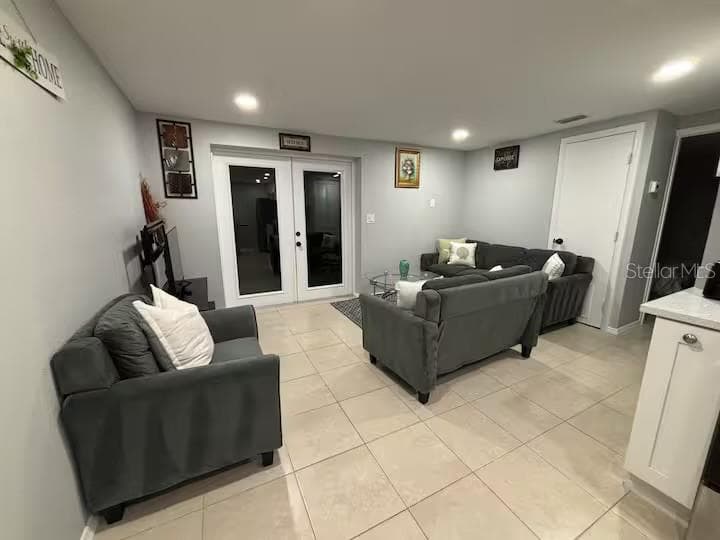 735 BERTREND STREET — photo 4 of 18