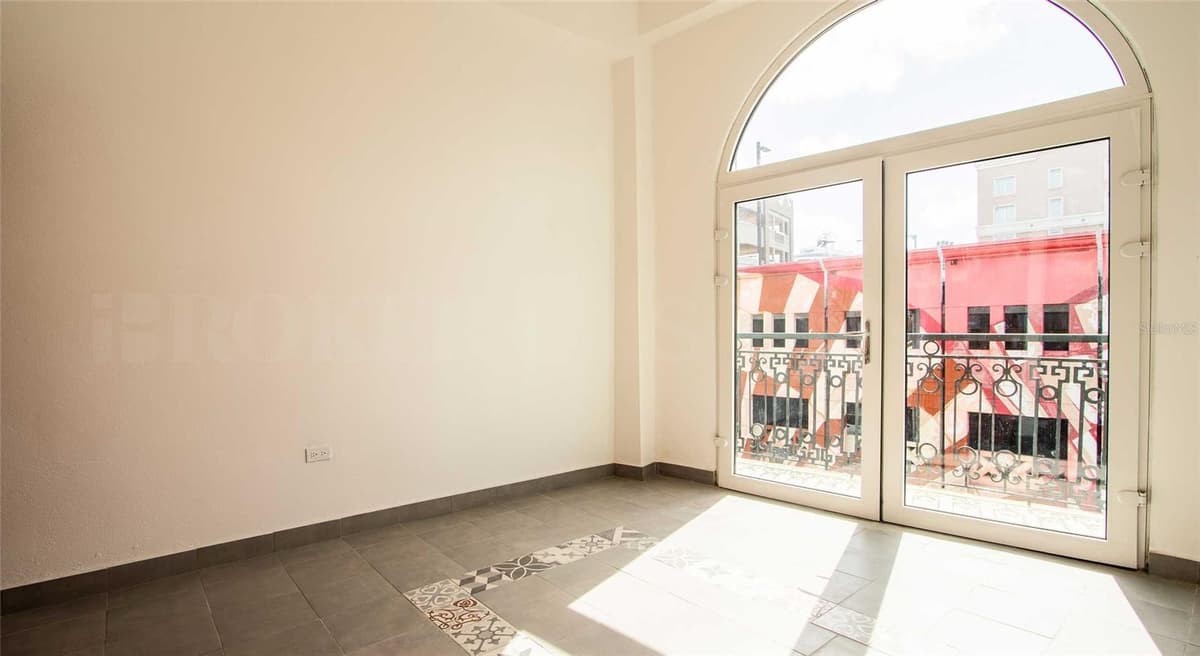 319 RECINTO SUR STREET — photo 5 of 15