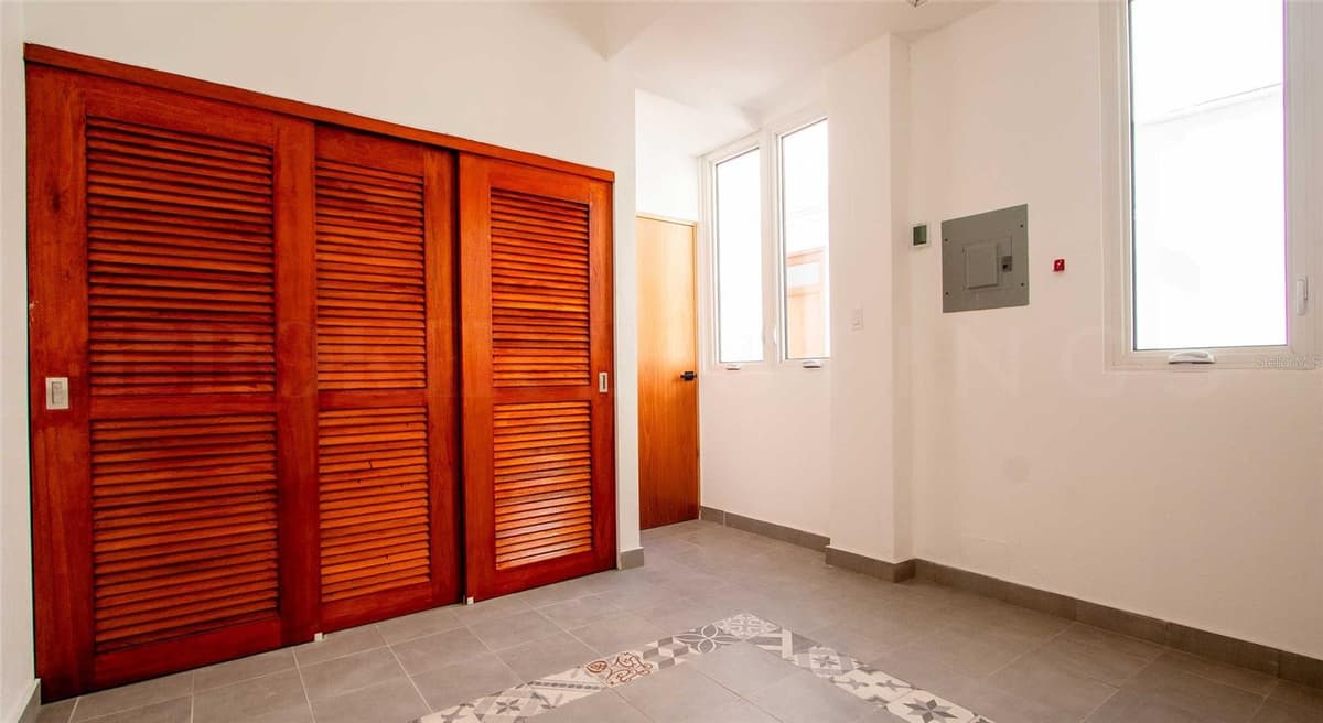 319 RECINTO SUR STREET — photo 9 of 12