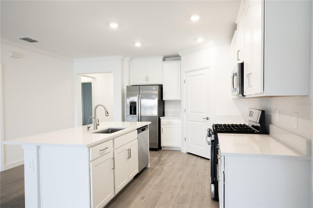 17523 HOLLY WELL AVENUE — photo 6 of 43