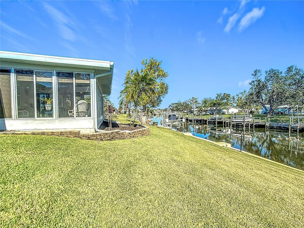 4 WINDSOR DRIVE — photo 13 of 67