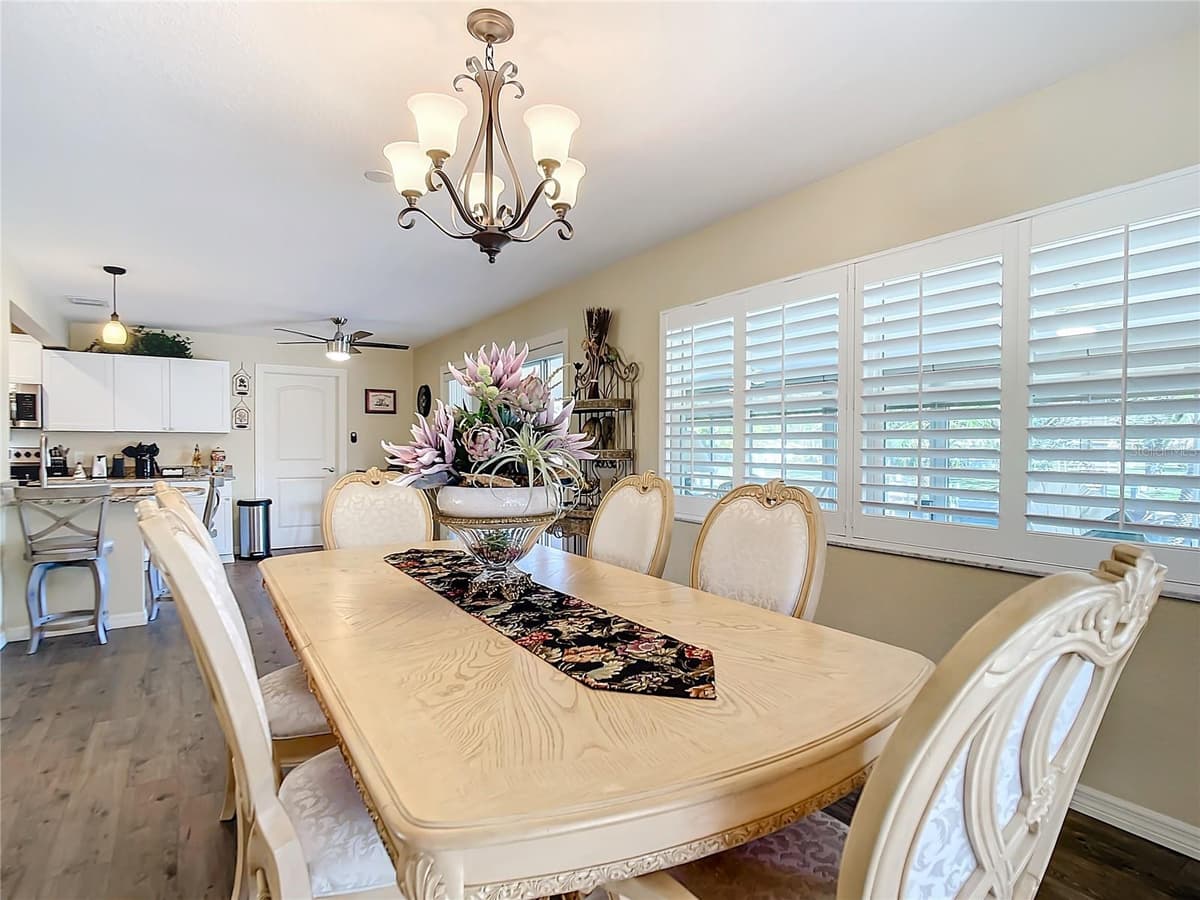 4 WINDSOR DRIVE — photo 18 of 67