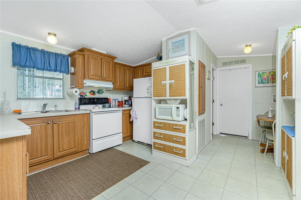 7594 RATAN CIRCLE — photo 6 of 40