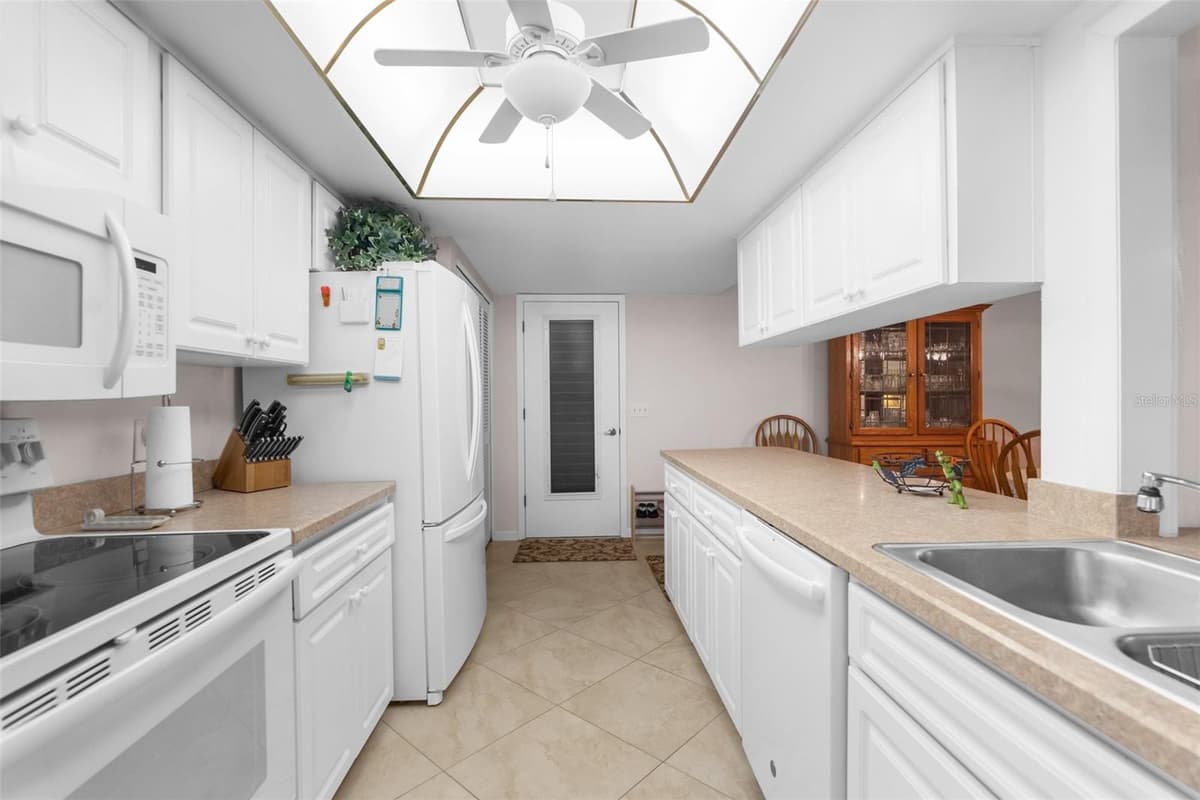6409 WEDGEWOOD DRIVE — photo 15 of 38