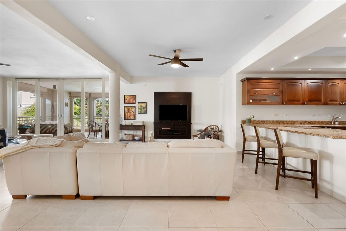 355 HARBOUR DRIVE — photo 9 of 41