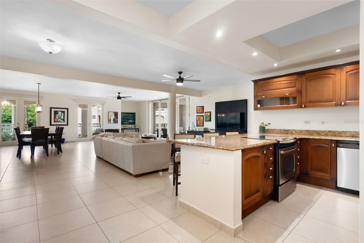 355 HARBOUR DRIVE — photo 4 of 41