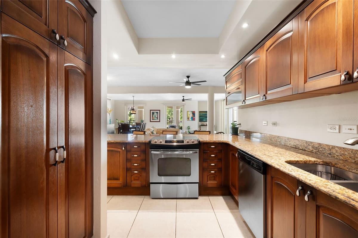 355 HARBOUR DRIVE — photo 7 of 41