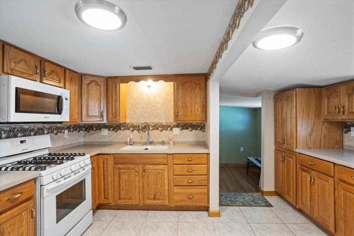 6 SEMINOLE DRIVE — photo 21 of 27