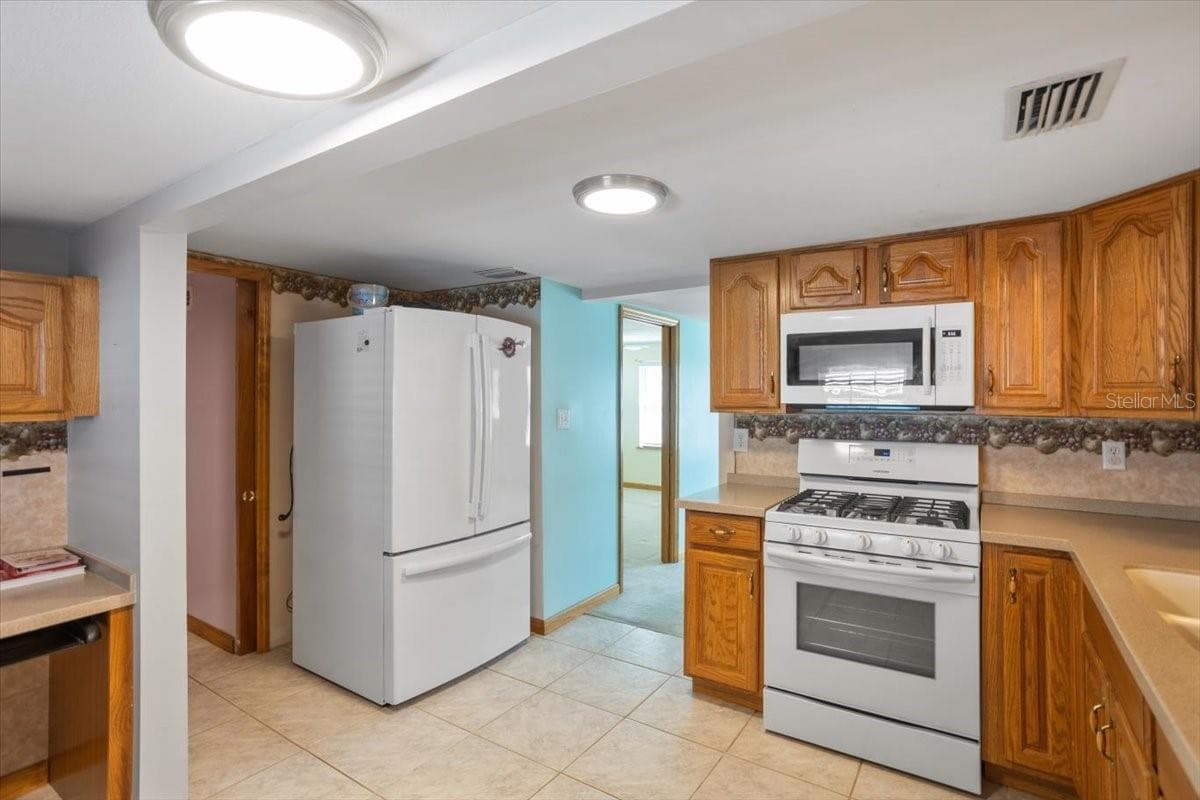 6 SEMINOLE DRIVE — photo 10 of 27