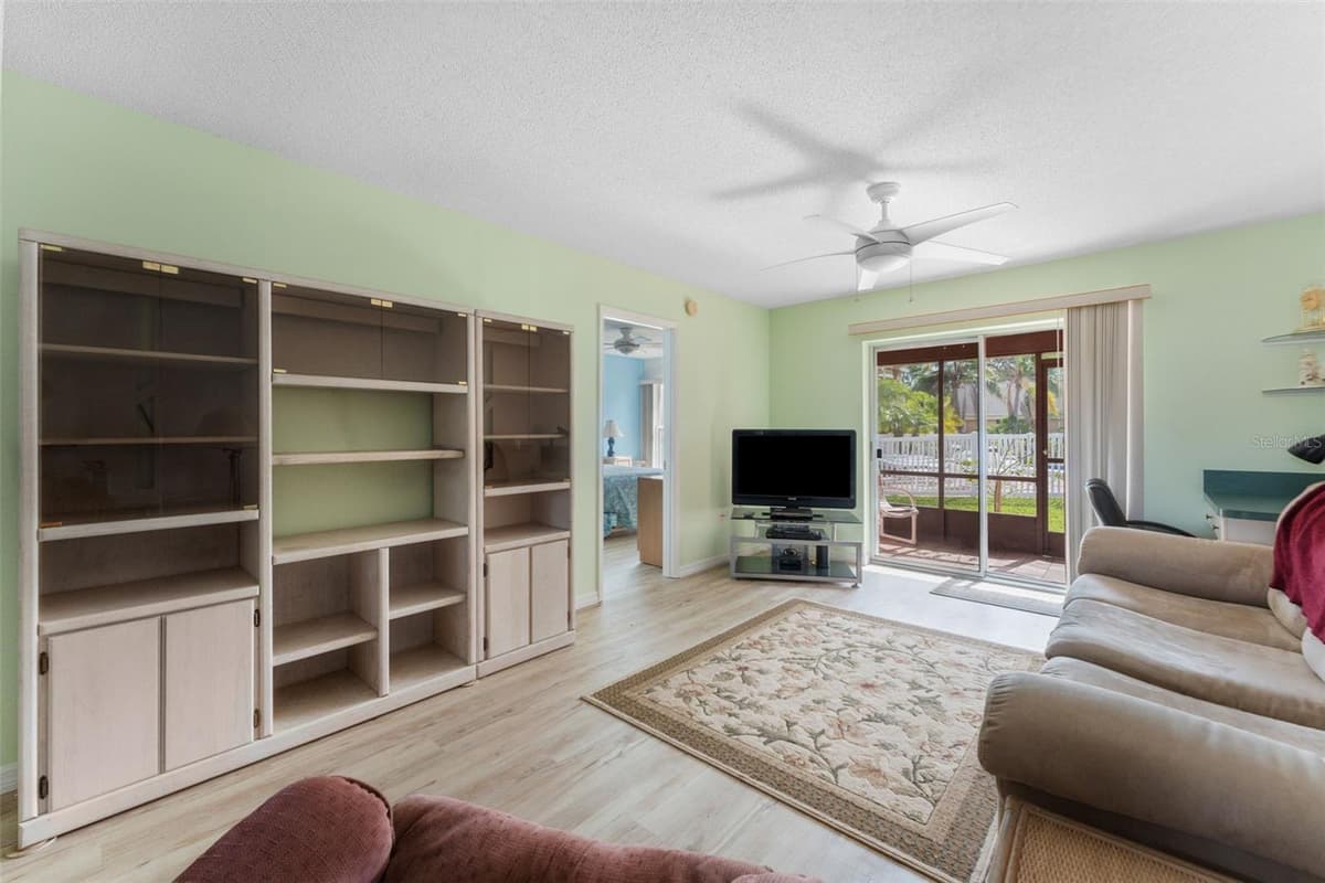6250 7TH AVENUE — photo 6 of 28