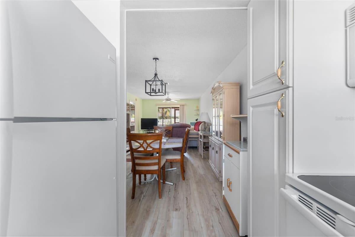 6250 7TH AVENUE — photo 10 of 28