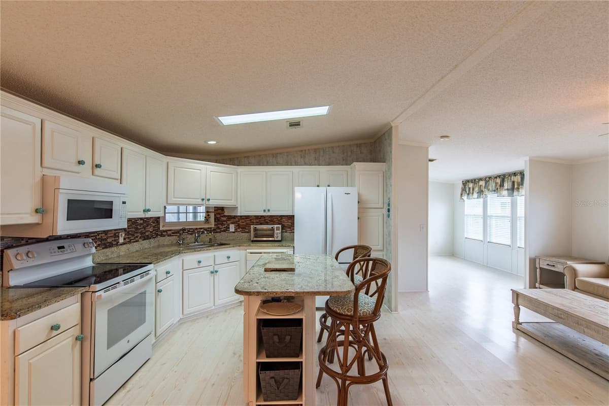 23 BRINK AVENUE — photo 6 of 25