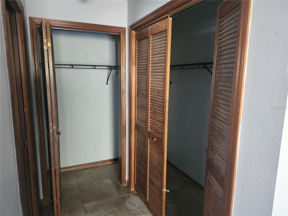 6141 FREEPORT DRIVE — photo 13 of 28