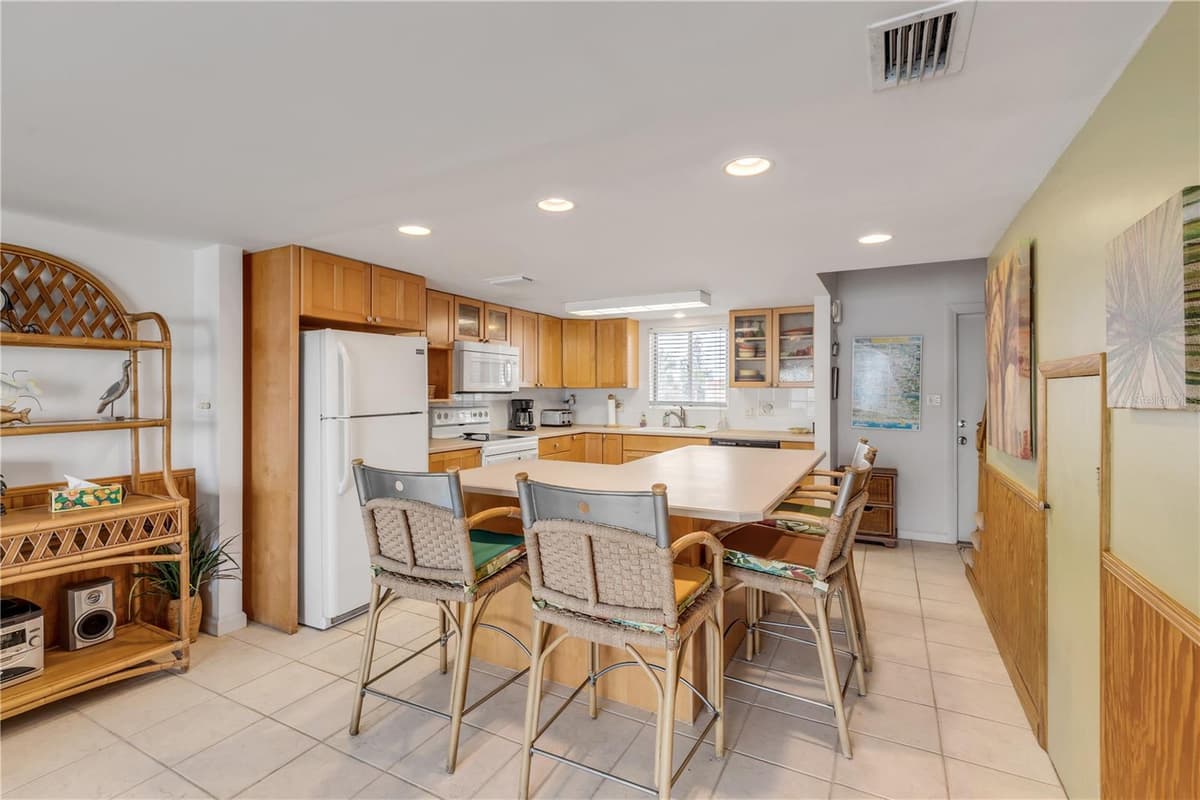 815 OCEAN SHORE BOULEVARD — photo 10 of 42