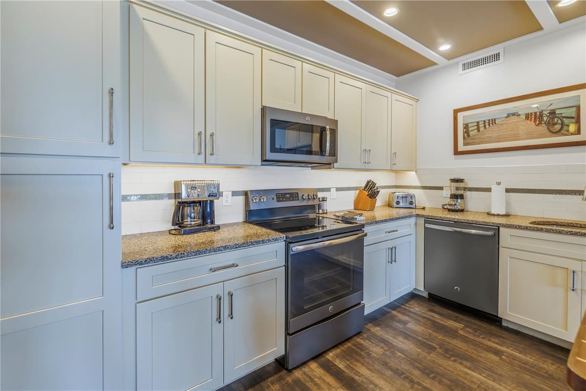 5325 MARINA DRIVE — photo 14 of 60