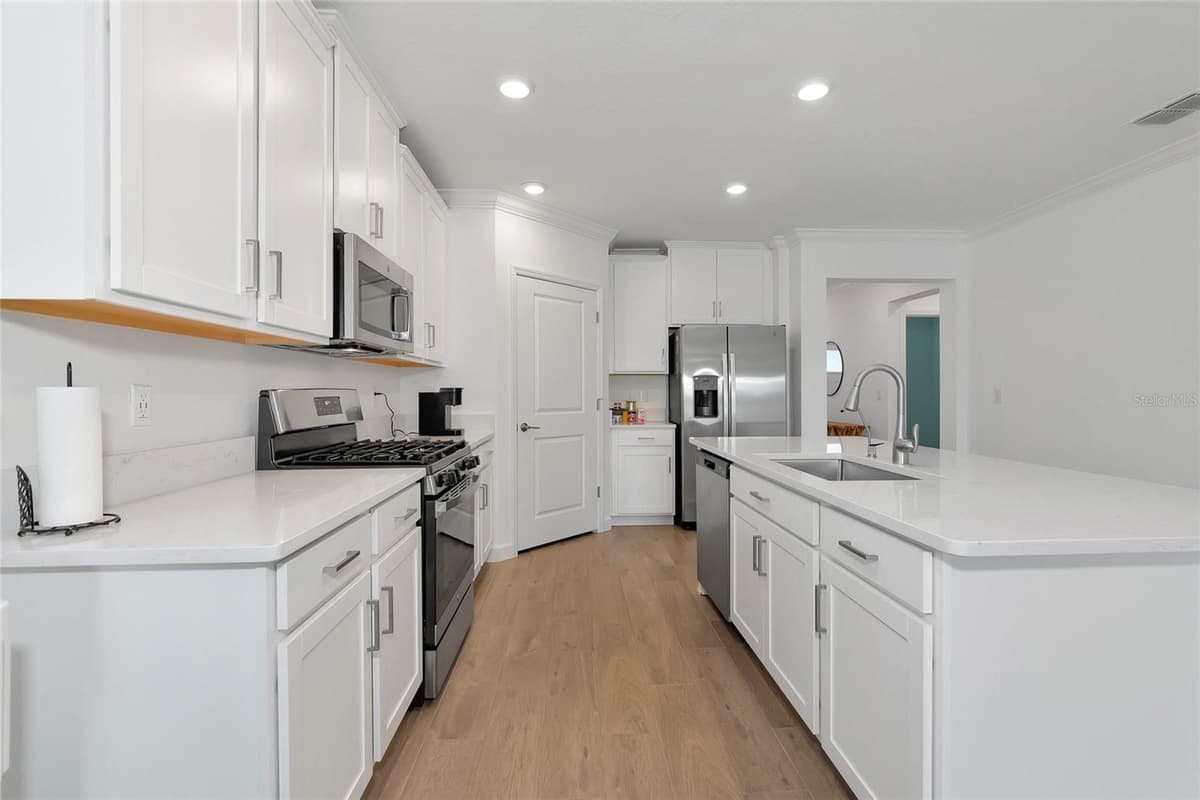 17322 HOLLY WELL AVENUE — photo 11 of 64